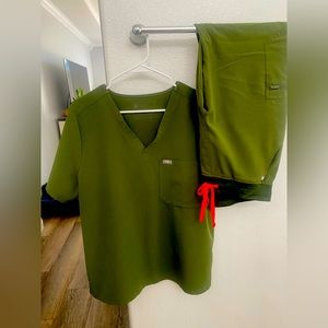 FIGs Zamora Jogger set in Olive Green